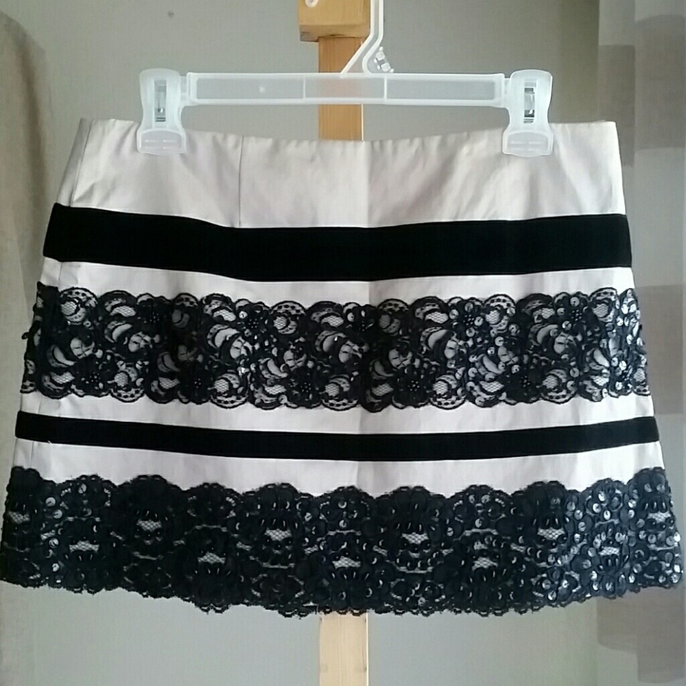 🔥 SALE Nanette Lepore skirt. Size 8